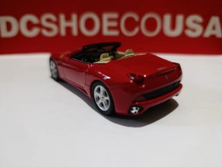 Modellino di Ferrari California in scala 1/43