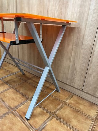 Escritorio naranja cristal y metal con cajón