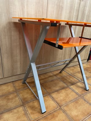 Escritorio naranja cristal y metal con cajón