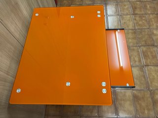 Escritorio naranja cristal y metal con cajón