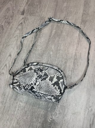 Bolso bandolera estampado serpiente