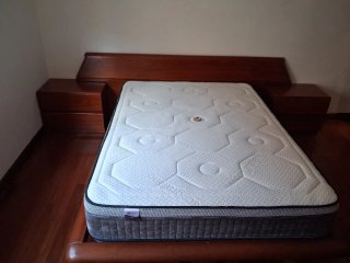 Cama 1.35 con colchón y mesillaa. Cochon nuevo.