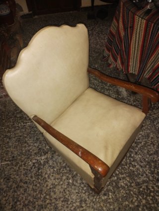 Sillón antiguo de madera y piel