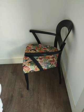 Silla tapizada con diseño floral