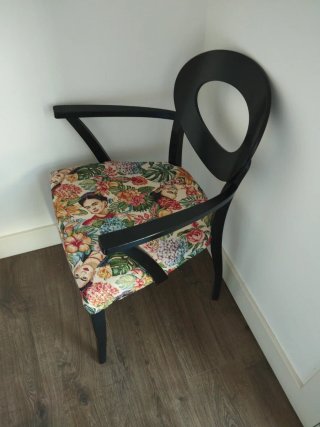 Silla tapizada con diseño floral