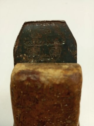 Cepillo de carpintero antiguo de madera