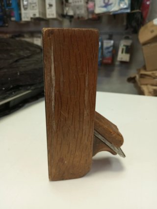 Cepillo de carpintero antiguo de madera