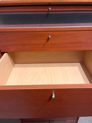 Cómoda de madera con cajones y cristal