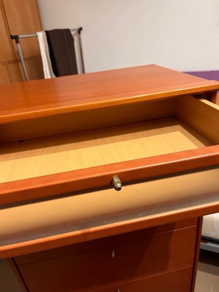 Cómoda de madera con cajones y cristal