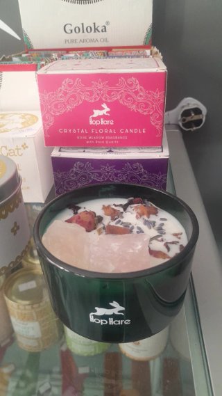 Vela floral Hop Hare con cuarzo rosa