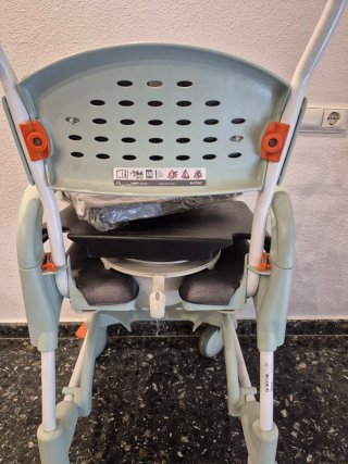 Silla de ruedas para el baño