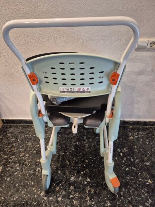 Silla de ruedas para el baño