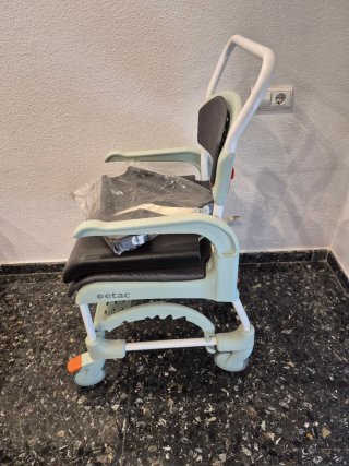 Silla de ruedas para el baño