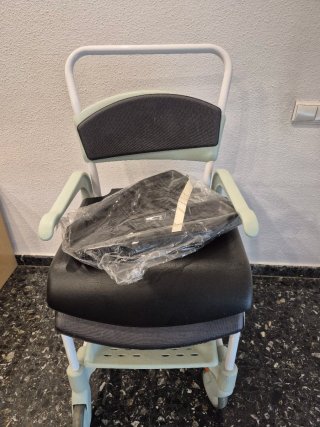 Silla de ruedas para el baño