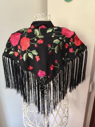 Mantoncillo negro bordado floral con flecos