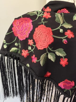 Mantoncillo negro bordado floral con flecos