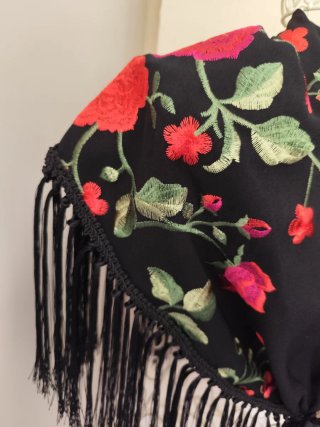 Mantoncillo negro bordado floral con flecos