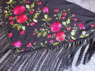 Mantoncillo negro bordado floral con flecos