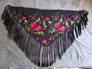 Mantoncillo negro bordado floral con flecos
