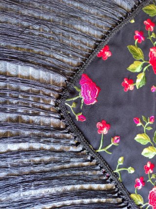 Mantoncillo negro bordado floral con flecos