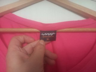 Camiseta rosa con logo