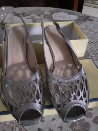 Zapatos de tacón plateados