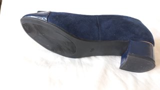 Zapatos azules entre tiempo. Maripaz