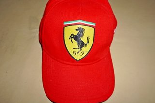 Gorra Ferrari original + tres gorras más.