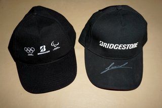 Gorra Ferrari original + tres gorras más.