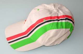 Gorra Ferrari original + tres gorras más.
