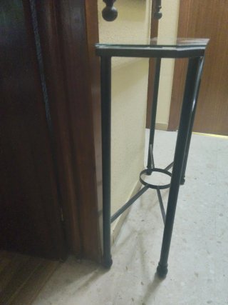 Una mesita de vidrio