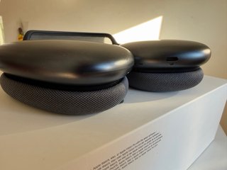 Apple AirPods Max con accesorios