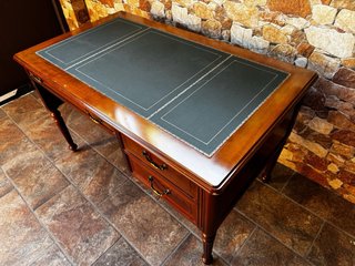 Escritorio Caoba Macizo con Silla de Cuero