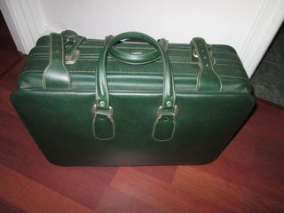 Maleta Antigua Verde. Marca Tauro.