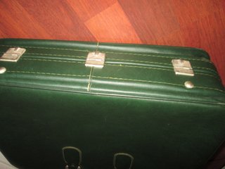 Maleta Antigua Verde. Marca Tauro.