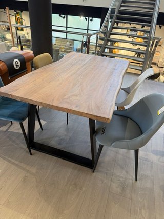 Tavolo da pranzo in legno + 2 sedie girevoli