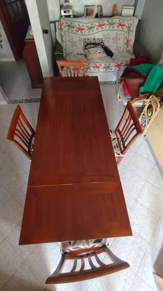 Tavolo in legno e 4 sedie