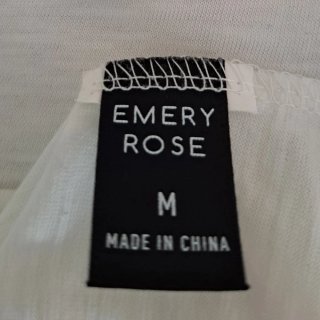 Camiseta blanca con detalle de encaje, marca emery