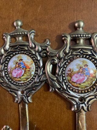 2 Colgantes Latón Antiguos con Dibujos