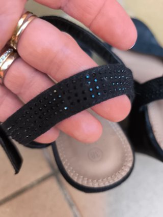 Sandalias negras con pedrería