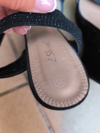Sandalias negras con pedrería