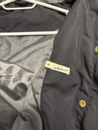 Chaqueta chubasquera negra con capucha