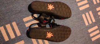 Sandalias de tiras mujer negras y fucsia