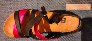 Sandalias de tiras mujer negras y fucsia