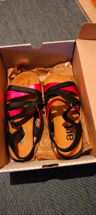 Sandalias de tiras mujer negras y fucsia