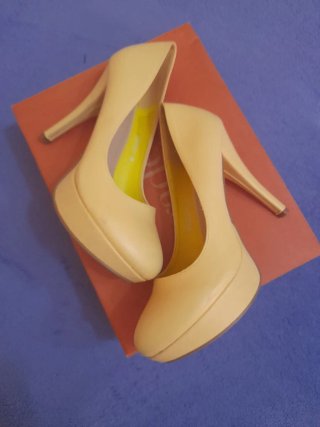 Zapatos de tacón amarillo talla 39
