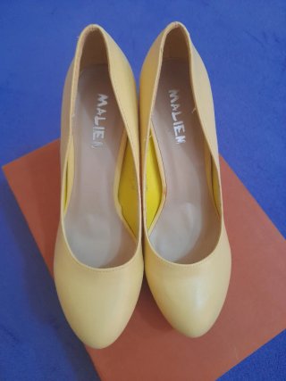 Zapatos de tacón amarillo talla 39