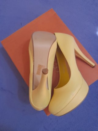 Zapatos de tacón amarillo talla 39