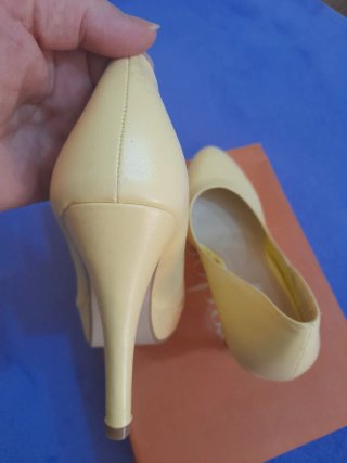 Zapatos de tacón amarillo talla 39