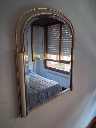 Espejo de pared dorado y transparente